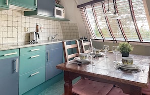 Geladeira, micro-ondas, cooktop, cafeteira/chaleira