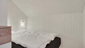 A bedroom with a bed, a nightstand, and a wall-mounted light fixture. - Gorgeous home in Hejls with WiFi (Hejls)