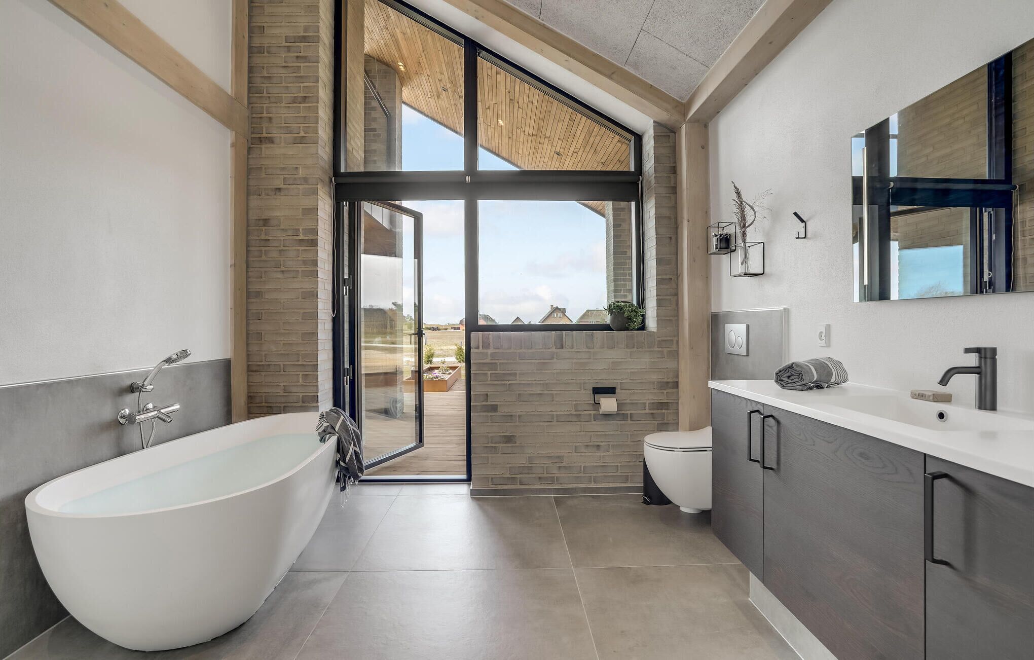 Combined shower/tub