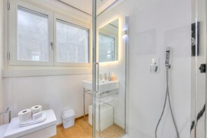 Appartement Familial, plusieurs chambres, 2 salles de bains (Honeymoon with Stunning View) | Salle de bain | Douche, sĂšche-cheveux, bidet, serviettes fournies
