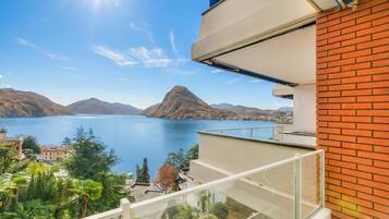 Ein Balkon mit Blick auf einen See und Berge.