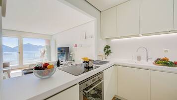 Kühlschrank, Mikrowelle, Ofen, Herdplatte