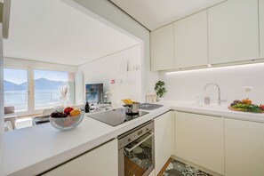 Jääkaappi, mikroaaltouuni, uuni, liesi