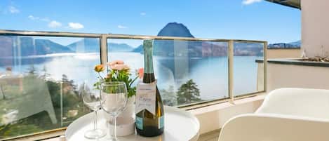 Family Apartment, Multiple Bedrooms, 2 Bathrooms (Honeymoon with Stunning View) | Outdoor dining