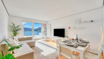 Familieleilighet, 2 soverom, 2 bad (Honeymoon with Stunning View) | Oppholdsområde | En 21-tommers Flatskjerm-TV med digitale kanaler
