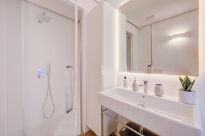 Family Apartment, Multiple Bedrooms, 2 Bathrooms (Honeymoon with Stunning View) | Bathroom