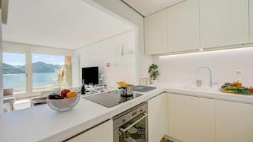 Familieleilighet, 2 soverom, 2 bad (Honeymoon with Stunning View) | Eget kjøkken | Spisebord