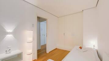 2 Schlafzimmer, laptopgeeigneter Arbeitsplatz, Bügeleisen/Bügelbrett