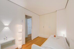 2 makuuhuonetta, kannettavalle tietokoneelle sopiva työtila