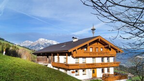 Un chalet doté d’un balcon et offrant une vue sur la montagne.