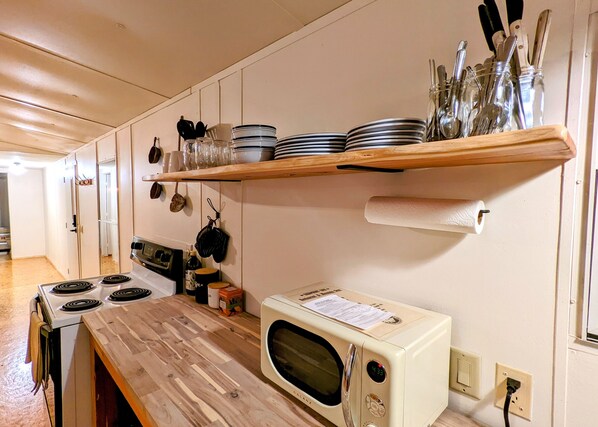 Réfrigérateur, micro-ondes, four, plaque de cuisson