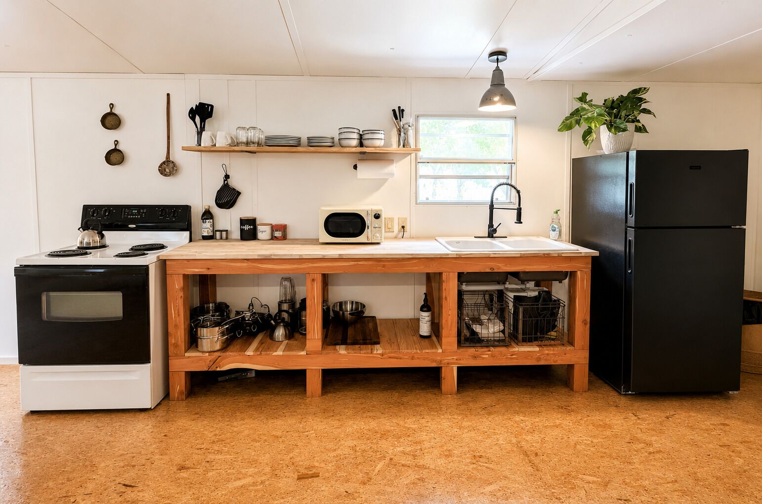 Frigorifero, microonde, forno, piano cottura