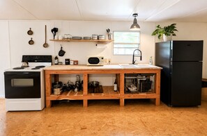 Frigorifero, microonde, forno, piano cottura
