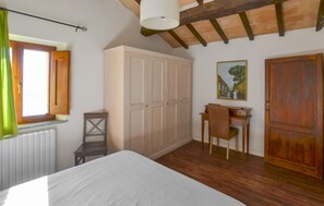 4 bedrooms, travel crib, free WiFi, bed sheets - Awesome home in Città di Castello (Città di Castello)