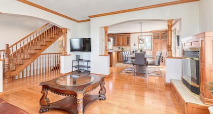 Magnificent Ranch-style estate with Spa, game room. 10min from Trois-Rivieres