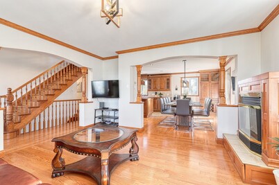 Magnificent Ranch-style estate with Spa, game room. 10min from Trois-Rivieres