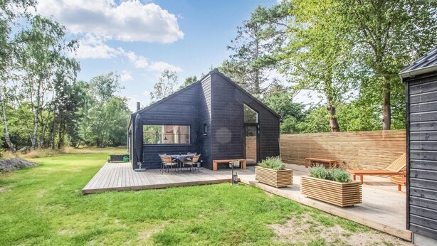 A modern cabin with a deck, outdoor seating, and a garden area. - 2 bedroom cozy home in Samsø (Samsø)
