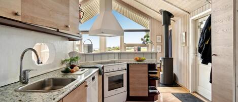 Een koelkast, een oven, een kookplaat, een vaatwasser