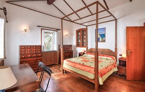4 bedrooms, iron/ironing board, free WiFi, bed sheets
