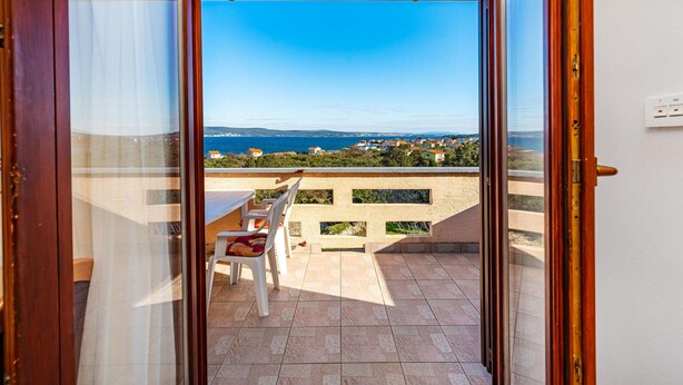 A balcony with a view of the sea and houses. - Nice apartment in Nevidane with house sea view (Nevidane)