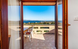 A balcony with a view of the sea and houses. - Nice apartment in Nevidane with house sea view (Nevidane)