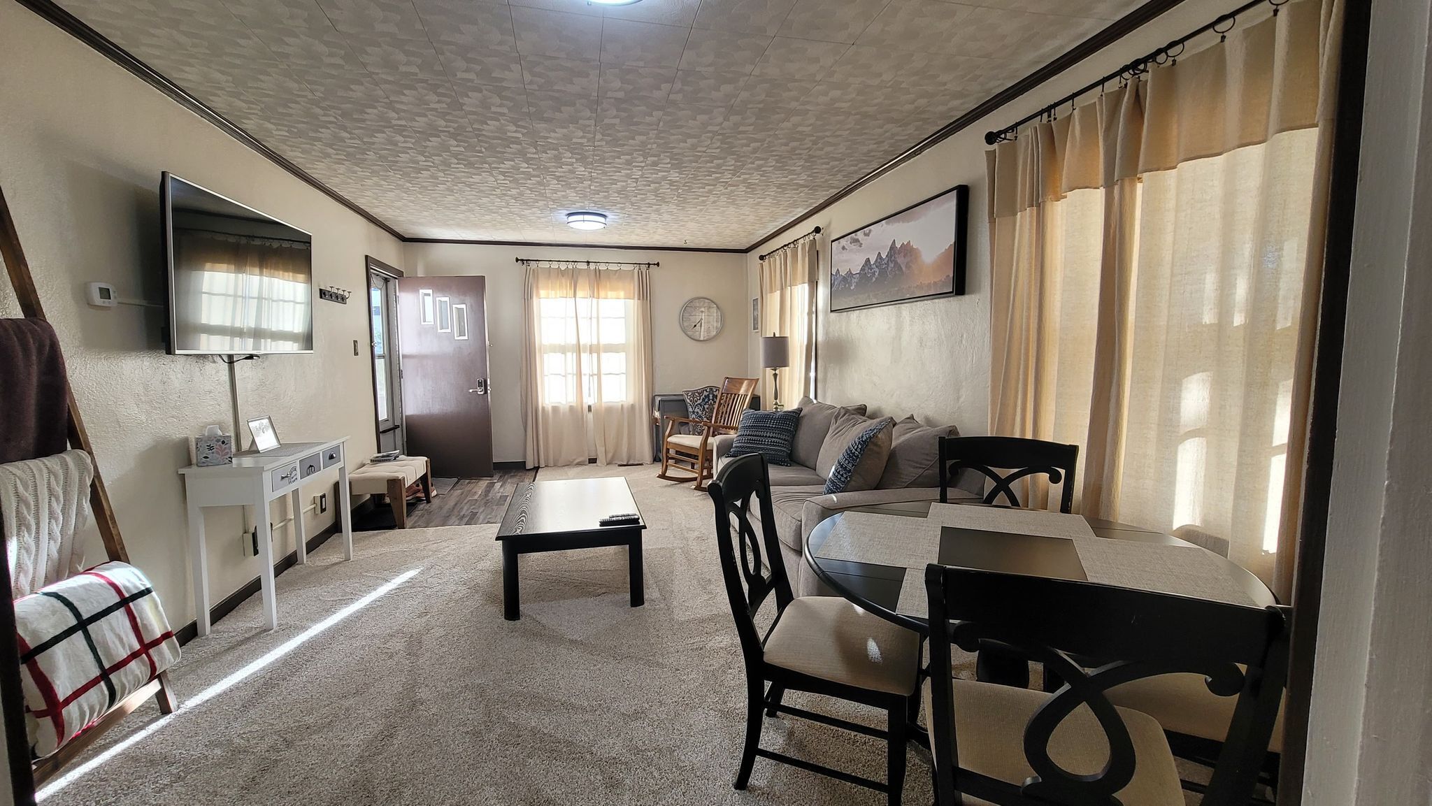 Super Clean, Bright and Comfy 2BD Home in Riverton