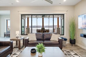 Fernseher, Kamin, Tischfußball, Bücher