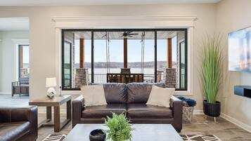 Fernseher, Kamin, Tischfußball, Arbeitsbereiche