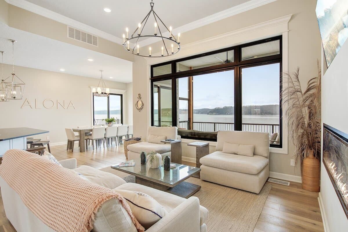 Tv, eldstad, bordsfotboll och kontor