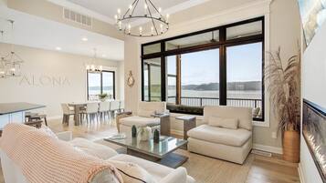 Tv, eldstad, bordsfotboll och kontor