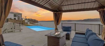 Luxury Lake House Private Pickleball Ct & Pool