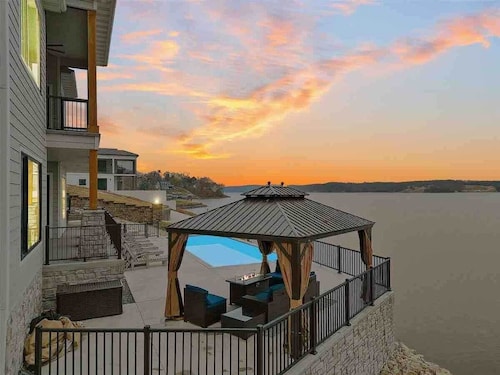 Luxury Lake House POOL OPEN APRIL 1ST! Pickleball!