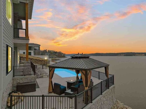 Luxury Lake House POOL OPEN APRIL 1ST! Pickleball!