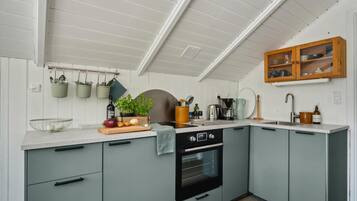 Køleskab, kogeplade, opvaskemaskine, kaffe-/temaskine