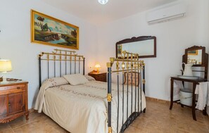 4 habitaciones, cuna de viaje y ropa de cama 