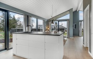 Køleskab, ovn, opvaskemaskine, kaffe-/temaskine