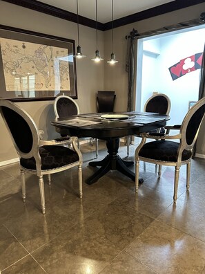 Dining - Old Town Scottsdale Home!! Minutes to Bars,Restaurants,Shops. (Scottsdale)