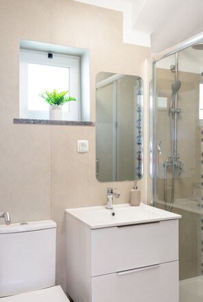 Combined shower/bathtub, hair dryer