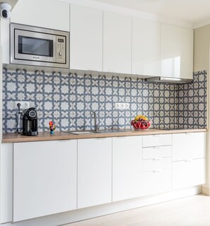 Kühlschrank, Mikrowelle, Herdplatte, Geschirrspüler