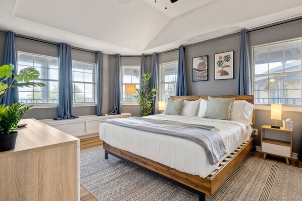 7 bedrooms, desk, iron/ironing board, travel cot