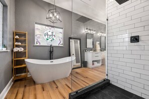 Badewanne, Handtücher, Toilettenpapier