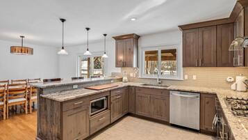 Køleskab, mikrobølgeovn, ovn, kogeplade