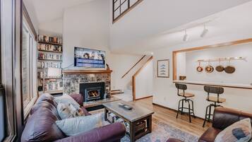 Condo, 2 Bedrooms | Living area