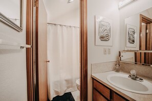 Condo, 2 phòng ngủ | Phòng tắm | Khăn tắm 