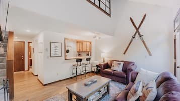 Condo, 2 Bedrooms | Living area