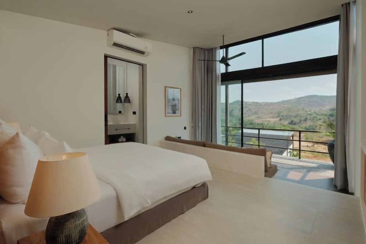 Premium bedding, down duvets, pillow-top beds, minibar