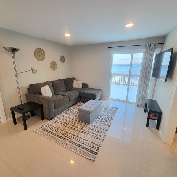 Smart TV - Modern Retreat on Lake Superior, close to snowmobile trails (Baraga)