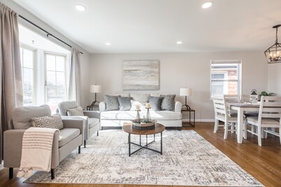 Beautifull *4BDR/ 2Bath *Home Close to Parks and Downtown!