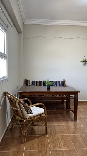 Basic Triple Room | Living area