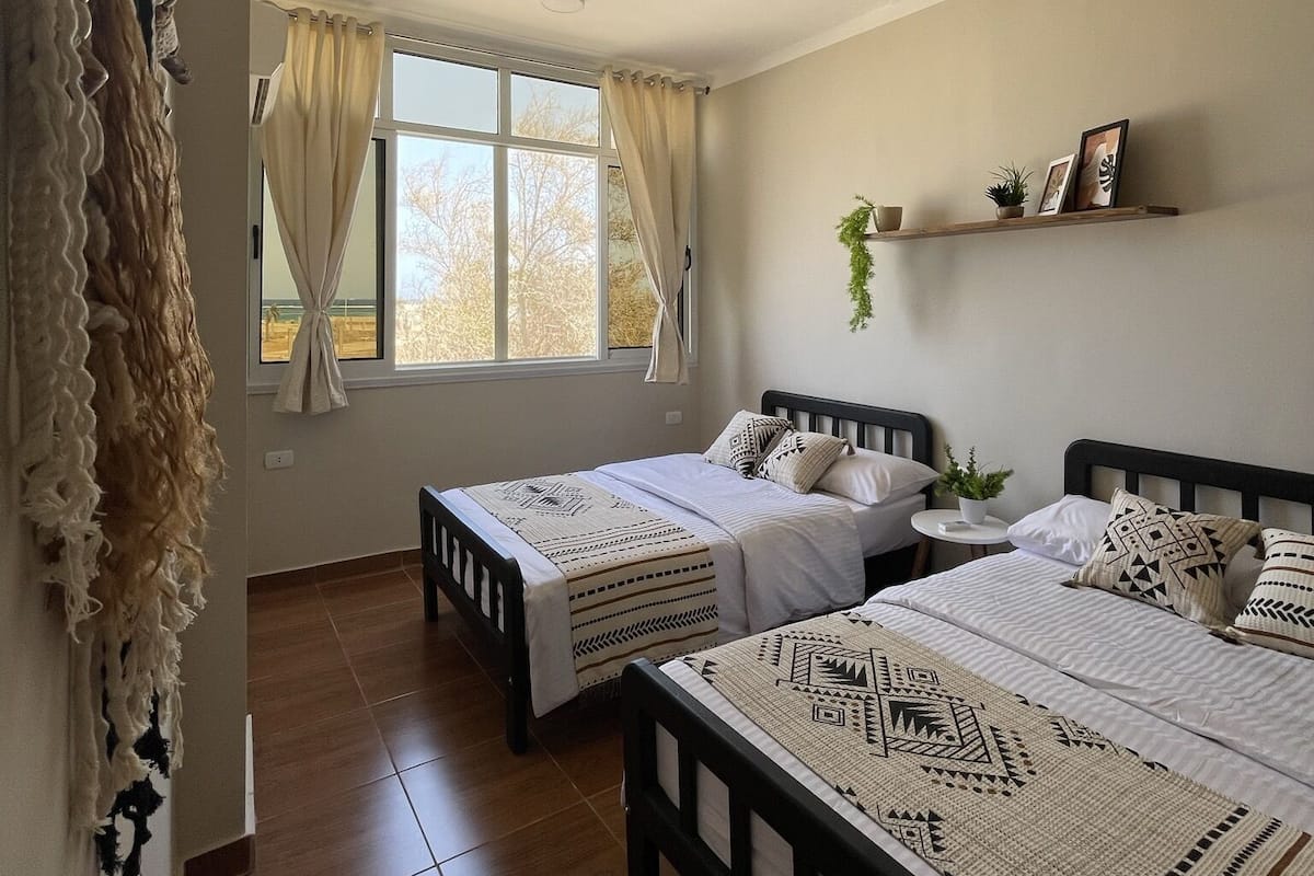 Appartement familial, 2 chambres, vue sur la mer | Rideaux d’obscurcissement